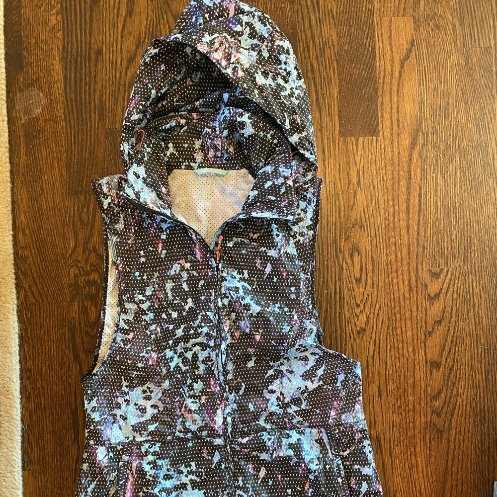 Lululemon hooded running vest - size 4